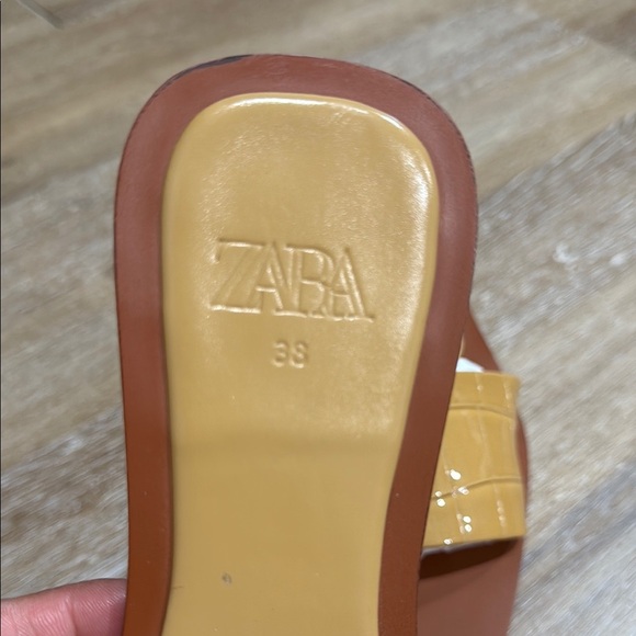 Zara Size 38 Tan Croc-Embossed Slide Sandals - Picture 2 of 9